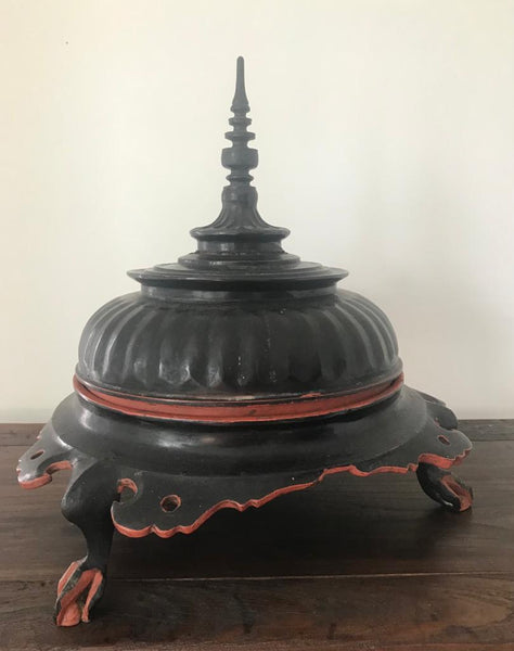 LATE 18TH CENTURY BURMESE RED AND BLACK LACQUER OFFERING TRAY
