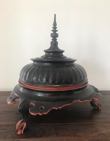 LATE 18TH CENTURY BURMESE RED AND BLACK LACQUER OFFERING TRAY