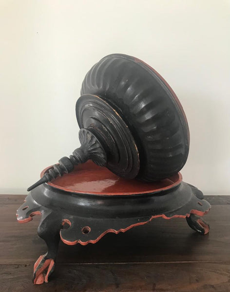 LATE 18TH CENTURY BURMESE RED AND BLACK LACQUER OFFERING TRAY